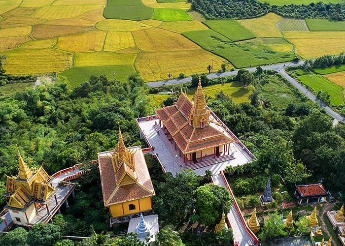 Ngôi chùa Tà Pạ nổi bật giữa màu xanh của núi rừng An Giang.