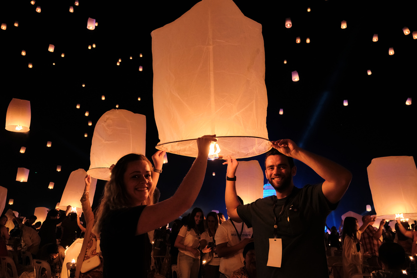 Lễ hội Yi Peng với hàng nghìn chiếc đèn lồng giấy được thả trên bầu trời