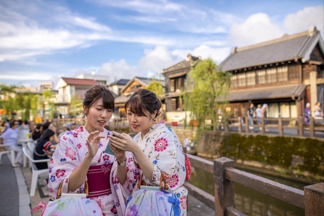 Du khách trẻ tại Nhật Bản sử dụng điện thoại thông minh. Phương tiện truyền thông xã hội đóng một vai trò lớn truyền cảm hứng cho thế hệ Z và thế hệ Millennial đi du lịch. Ảnh: Getty Images