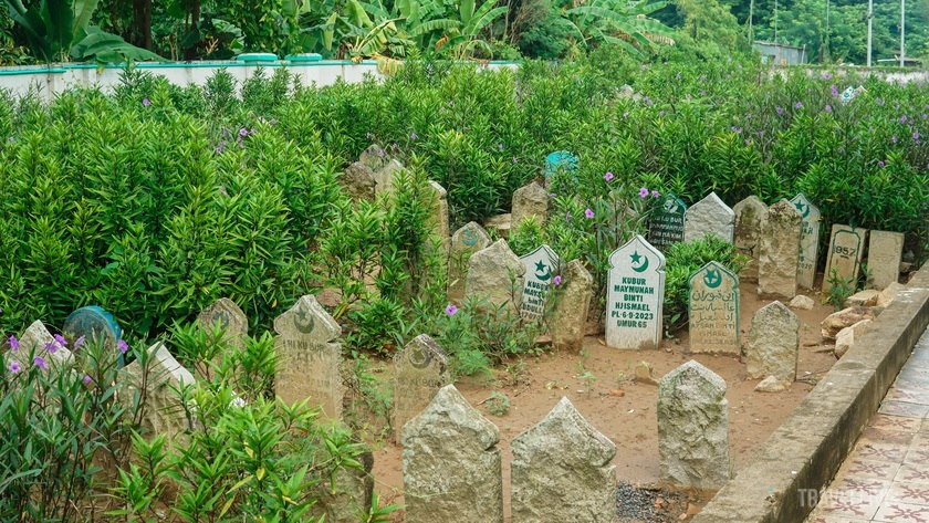 Bên trong thánh đường, du khách sẽ thấy một nghĩa trang nhỏ với từng hàng bia đá giản dị. Khu nghĩa trang này đã có từ lâu, theo lời người dân bản địa, đây là nơi an táng của nhiều tín đồ Hồi giáo khắp nơi ở Việt Nam