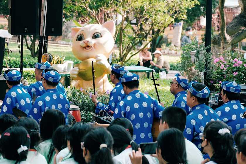 Những nhạc công của đoàn hát bội.