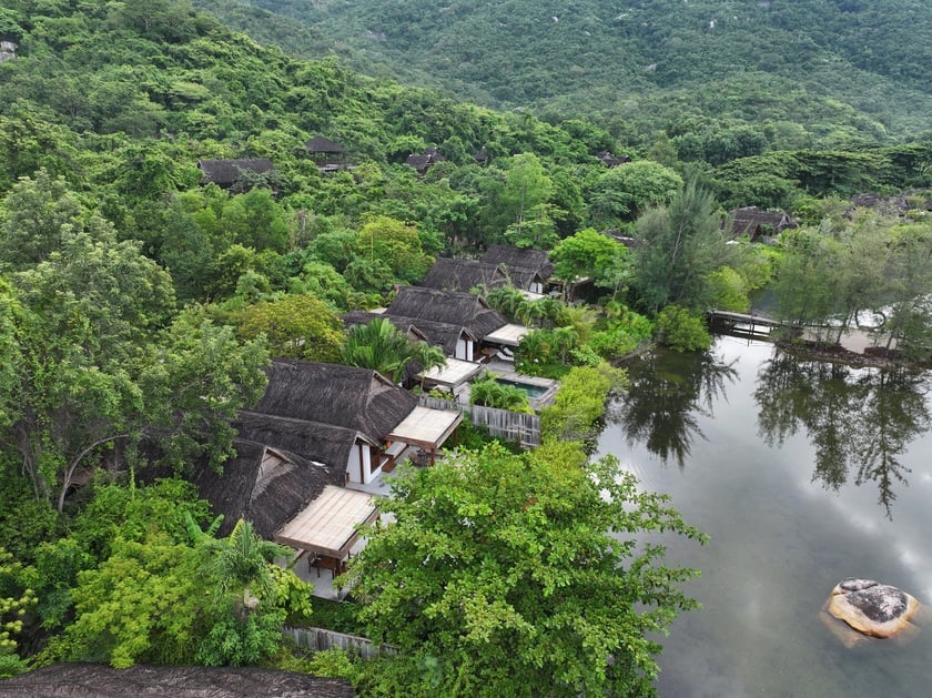 L\'Alya Ninh Vân Bay sở hữu tầm nhìn trải dài ra bãi biển cát trắng, được bao quanh bởi khu rừng rậm nhiệt đới xanh mướt.