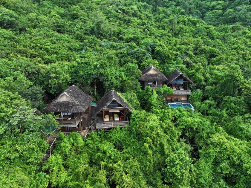 Khu nghỉ dưỡng với thiết kế vô cùng độc đáo “tựa núi, kề biển” nằm nép mình trên vịnh Ninh Vân
