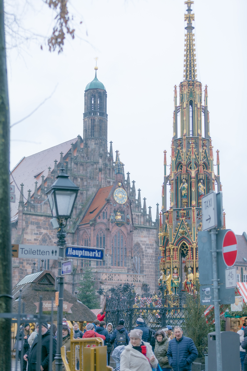 Hội chợ Giáng sinh Nuremberg thường mở cửa gần một tháng từ ngày 28/11 kéo dài đến ngày 24/12 và từ 10 giờ đến 21 giờ.