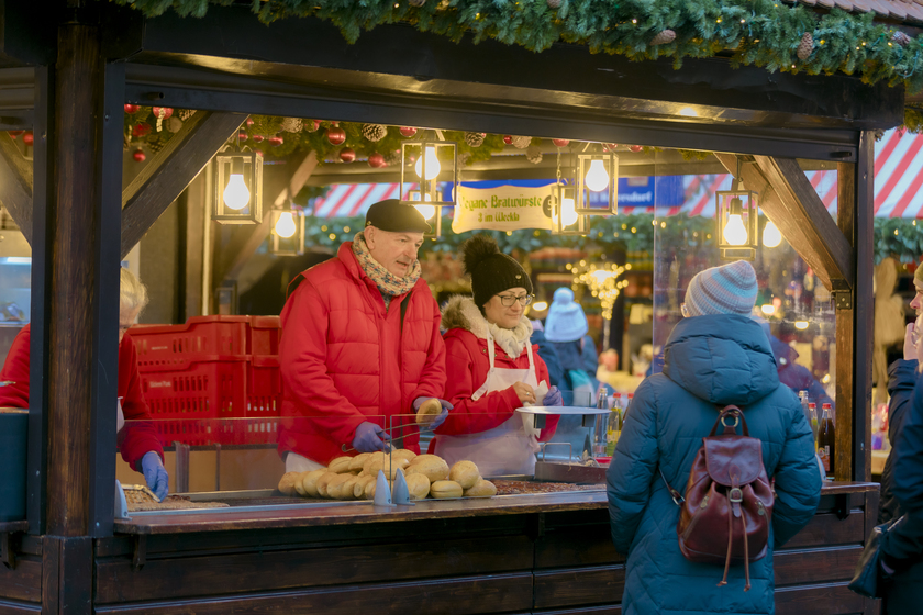 Hội chợ có  gần 180 gian hàng trưng bày đủ các loại mặt hàng Giáng Sinh.