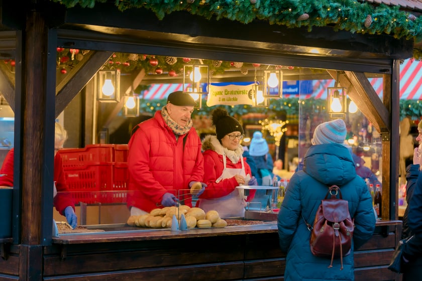 Hội chợ có  gần 180 gian hàng trưng bày đủ các loại mặt hàng Giáng Sinh.