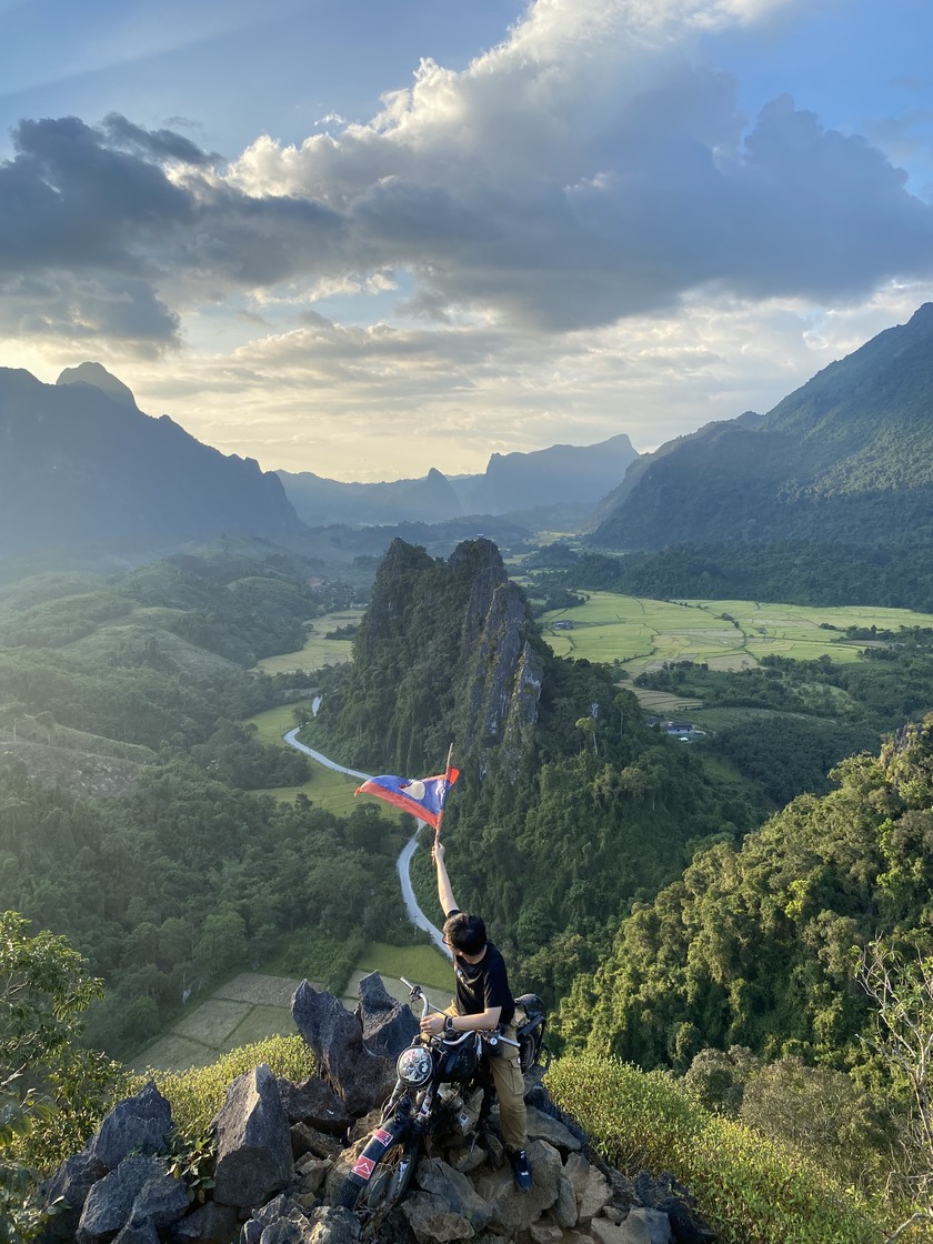 Ngô Hương chinh phục đỉnh Nam Xay, ngắm toàn cảnh VangVieng, Lào