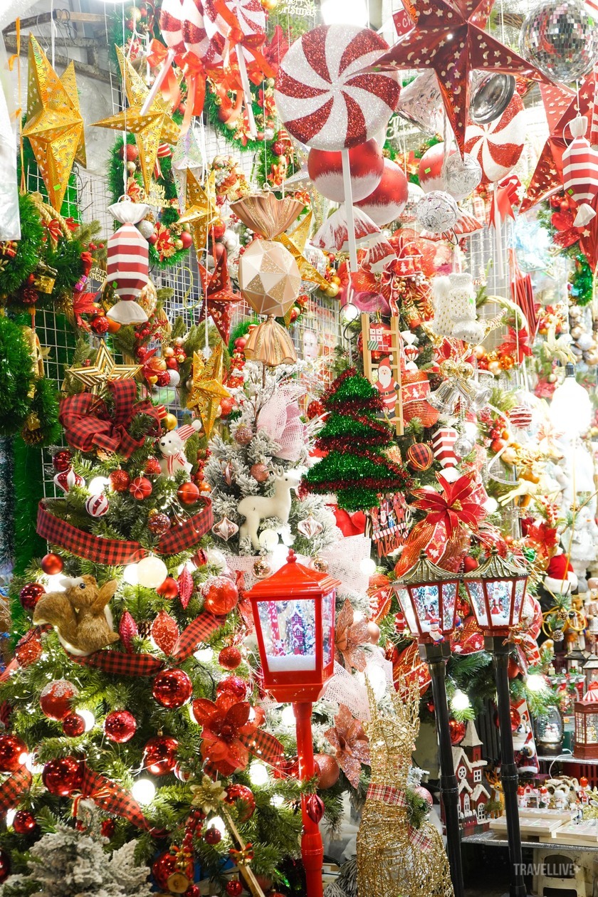 Từ đầu tháng 12, không khí Noel đã tràn ngập trên phố Nhà Thờ, phố Hàng Mã.