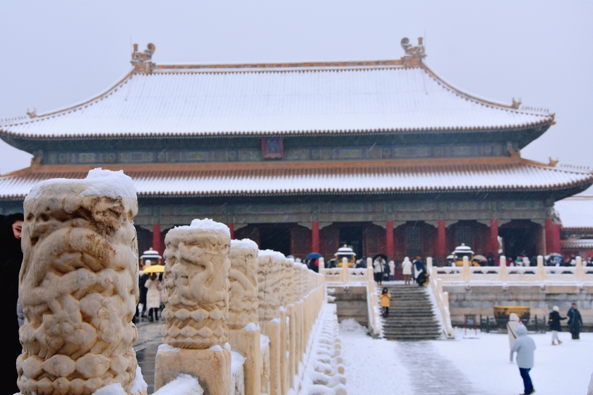 Những bông tuyết trắng xóa rơi xuống phủ kín các tòa cung điện