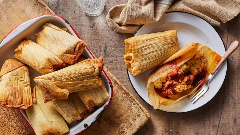 Người Mexico làm món bánh tamales trong năm mới, ăn kèm với súp menudo.