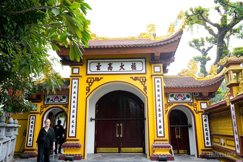 Cổng tam quan của chùa.