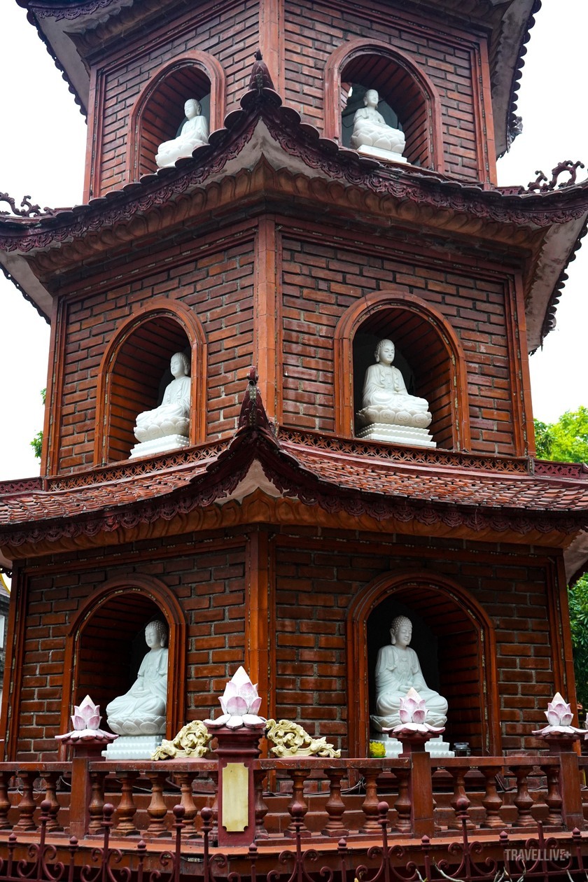 Tại mỗi tầng tháp có đặt một pho tượng Phật A Di Đà bằng đá quý màu trắng tại mỗi ô cửa hình vòm.