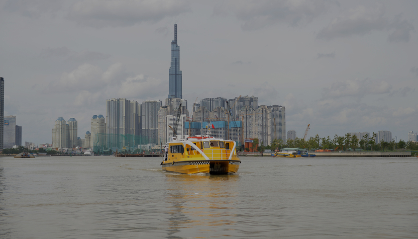 Bạn có thể đi Water bus trên sông từ ga tàu thủy Bạch Đằng - trung tâm thành phố để ngắm hoàng hôn trên sông, vẻ đẹp thành phố với giá 30.000 đồng.