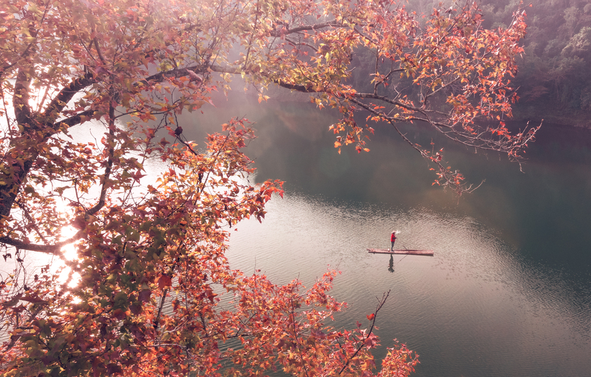 Hồ Bản Viết mang vẻ đẹp yên bình của mùa thay lá