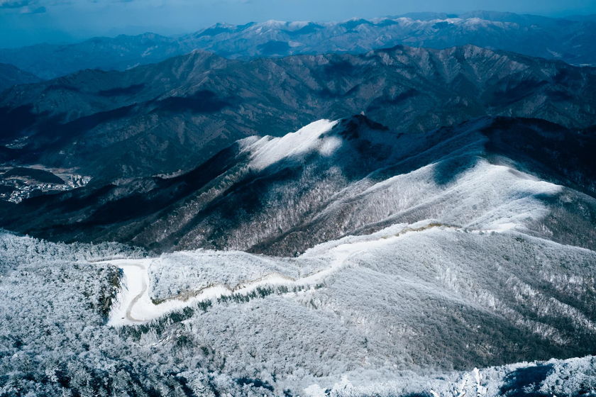 Khi mùa Đông đến, núi Deokyusan chìm trong tuyết trắng tạo nên một khung cảnh tuyệt vời và hùng vĩ. 