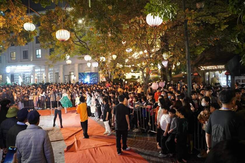 Hàng vạn người dân và du khách đã tham dự Chương trình “Phoco Countdown 2024” tại khu phố cổ Hoa Lư (Ninh Bình) vào tối ngày 31.12. Ảnh: Diệu Anh
