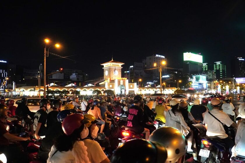 Nhiều tuyến đường dẫn vào khu vực trung tâm TPHCM đông người dân đổ về chào đón năm mới 2024. Ảnh: Thanh Vũ