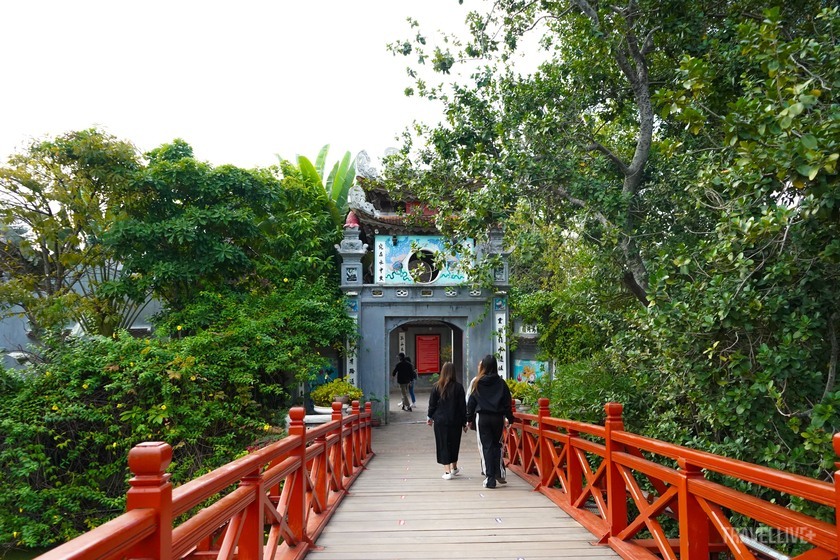 Cầu Thê Húc là lối đi duy nhất để bạn có thể di chuyển vào Đền Ngọc Sơn, đồng thời cũng là điểm check-in rất nổi tiếng của Hà Nội.