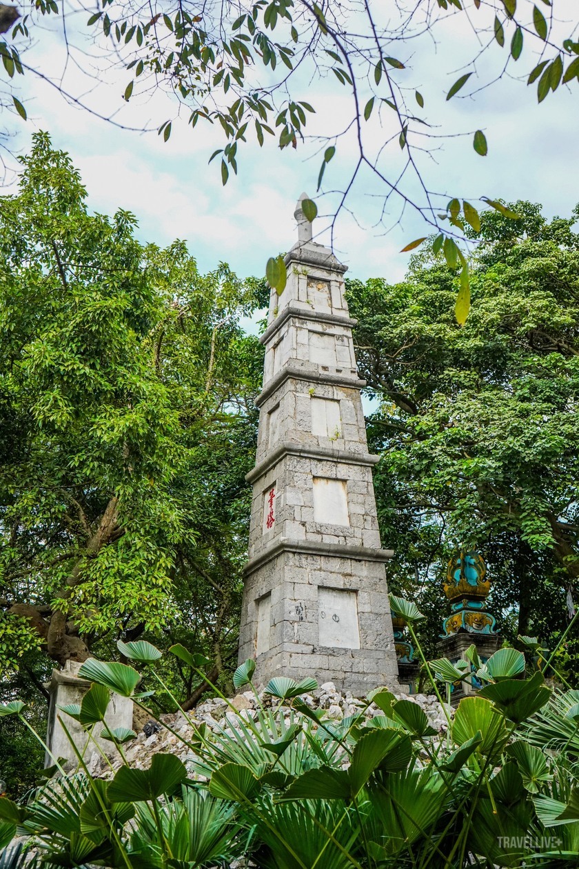 Tháp vuông bằng đá, có 5 tầng, cao 9m, trên thân đắp nổi 3 chữ Hán lớn: “Tả thanh thiên” tượng trưng cho nền văn hiến dân tộc.