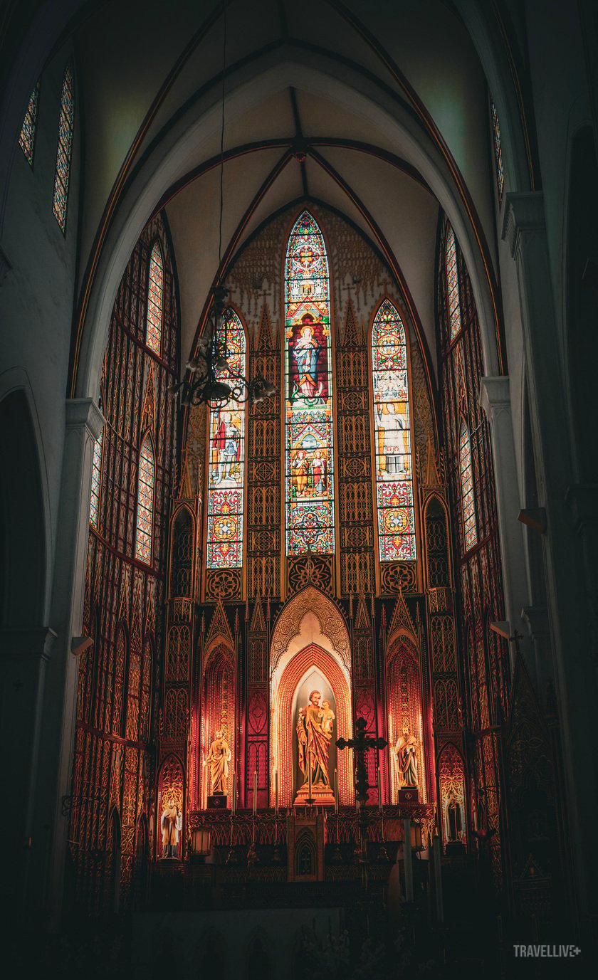 Bên trong nhà thờ, những hàng cửa kính màu và nhiều bức tranh treo tường với chủ đề tôn giáo càng nhấn mạnh và làm nổi bật phong cách kiến trúc Châu Âu.