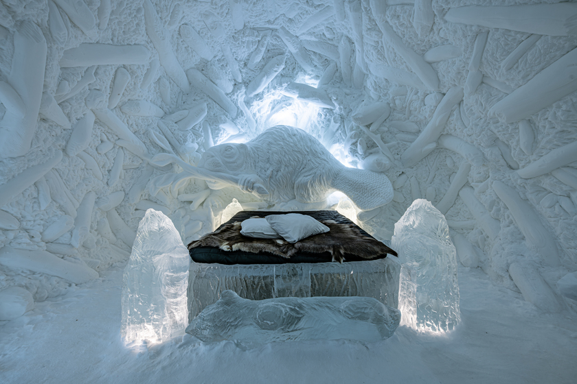 Dừng chân tại Icehotel, du khách có thể lựa chọn phòng tiêu chuẩn với toàn bộ không gian làm từ băng, thậm chí cả giường ngủ. Đặc biệt, nơi đây mang đến trải nghiệm độc đáo với từng căn phòng được điêu khắc tinh tế bởi các nghệ nhân danh tiếng trên khắp thế giới