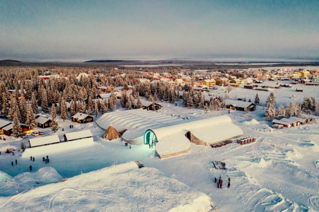 Nằm sâu trong làng nhỏ Jukkasjarvi, Thụy Điển, cách trung tâm Bắc Cực hơn 200 km, Icehotel với kiến trúc hoàn toàn làm từ những tảng băng tuyết