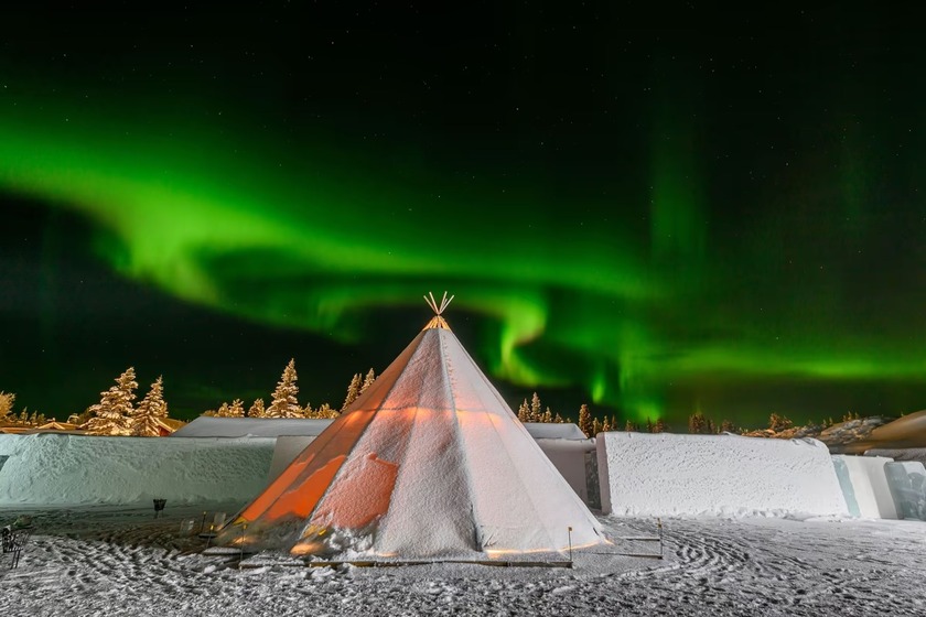 Hình ảnh một chiếc lều được dựng cạnh lối vào của Icehotel với đèn phía bắc phía trên, được nhìn thấy vào ngày 16/12/2023