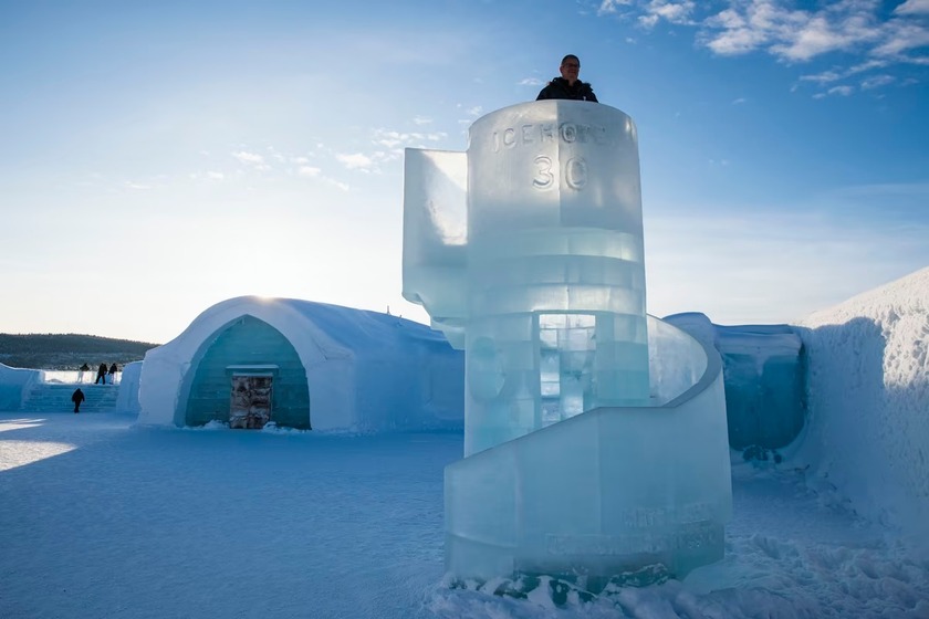 Du khách đứng trên tháp băng trong khuôn viên Icehotel