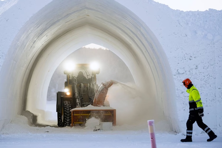 Một chiếc máy cày dọn tuyết tại công trường xây dựng Icehotel mới