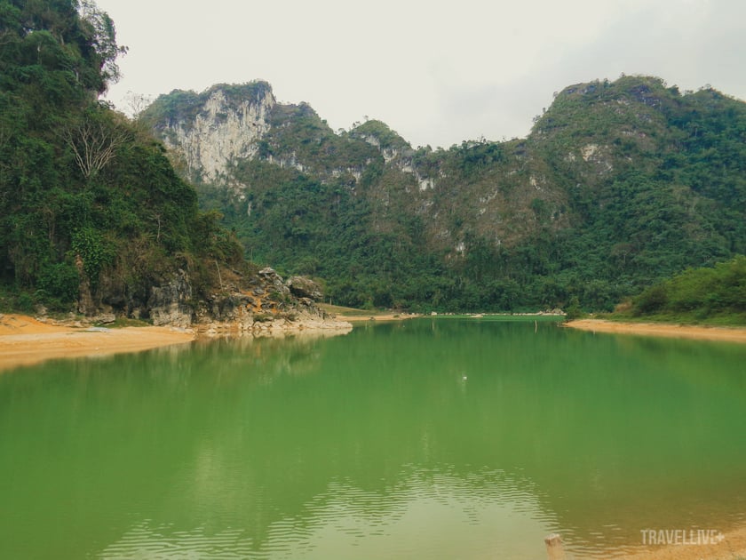 Trong chuyến đi về Lân Đặt và Đồng Lâm, bạn có thể kết hợp khám phá hồ Nong Dung – một hồ nước xanh ngắt tuyệt đẹp