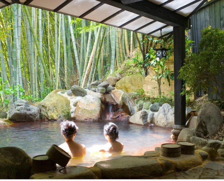Kết quả một cuộc khảo sát cho thấy hơn 50% cơ sở tắm onsen ở Nhật từ chối nhận khách có hình xăm - Ảnh minh họa: The Points Guy