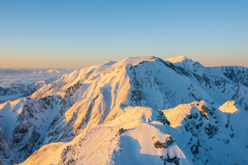 Karamatsu là một trong những đỉnh núi có lớp tuyết dày mịn và bông xốp vào mùa Đông, được nhiều tín đồ đam mê các bộ môn thể thao leo núi, trượt tuyết yêu thích.