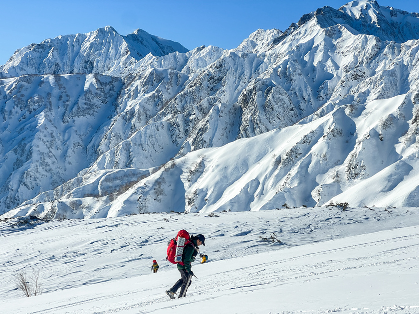 Thời tiết lạnh thấu xương, tuyết trắng nhấn chìm mọi cảnh vật nên khá ít người dám lựa chọn leo núi vào mùa Đông.