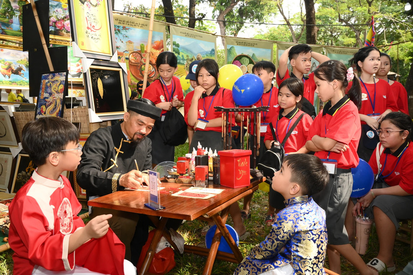 Nhiều hoạt động vui chơi được tổ chức trong Lễ hội Tết Việt.