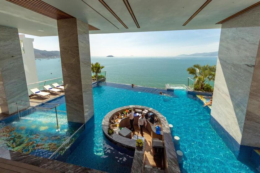 Nằm sát bên làn nước trong xanh của vịnh Nha Trang. Boton Blue Hotel & Spa mang đến nhiều trải nghiệm cao cấp cho du khách.