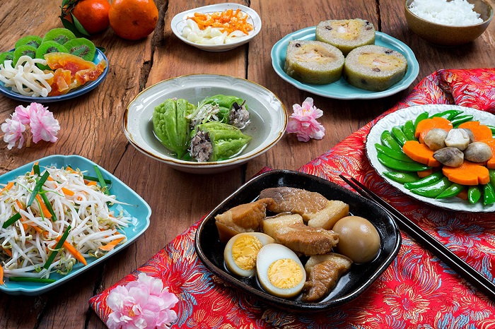 Văn hóa ẩm thực ngày thường cũng như ngày Tết của miền Nam thường đơn giản hơn so với miền Bắc và miền Trung.