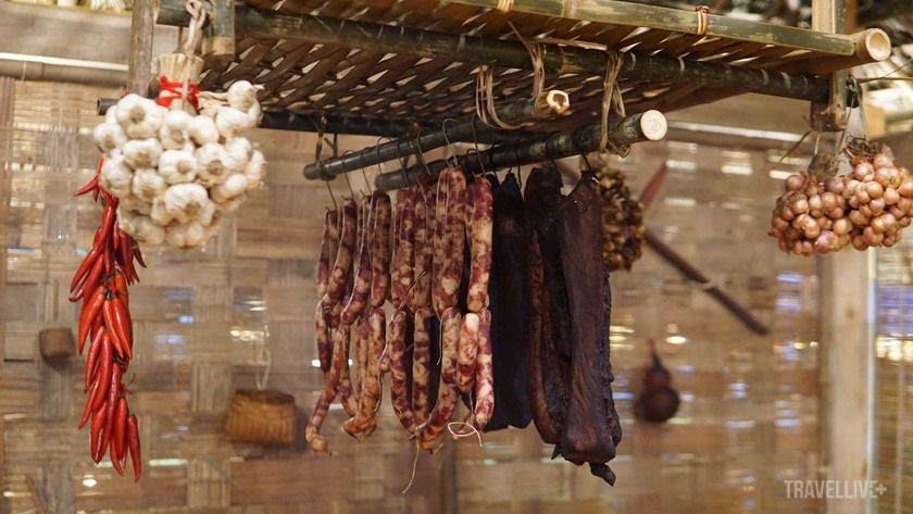 Lạp xưởng, thịt trâu gác bếp là những đặc sản không thể không nhắc đến của ẩm thực vùng cao