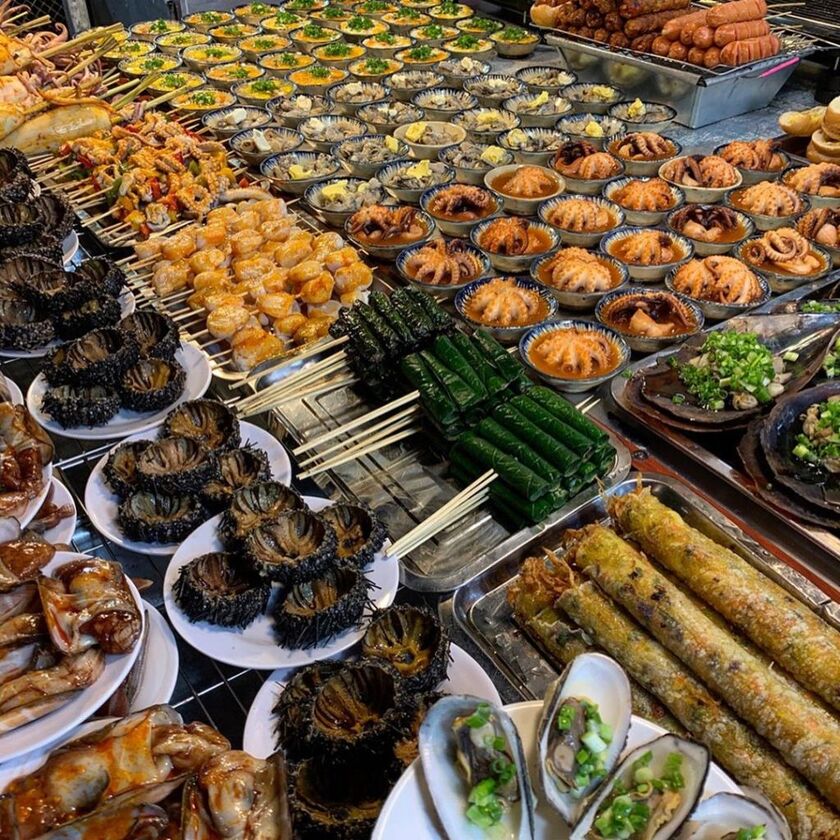 Phú Quốc còn được xem như “thủ đô nước mắm” của Việt Nam, chính điều này đã góp phần không nhỏ trong hương vị đặc trưng của những món ăn địa phương.