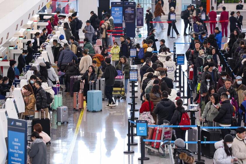 Hành khách xếp hàng làm thủ tục tại Sân bay Quốc tế Đại Hưng Bắc Kinh ở Bắc Kinh, Trung Quốc.