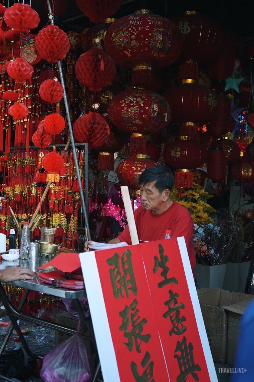 Chú Hùng - nghệ nhân viết thư pháp hơn 20 năm trên con phố Hải Thượng Lãn Ông.