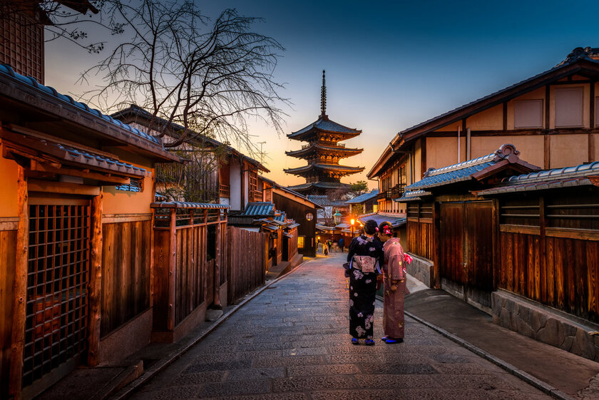 Thành phố Kyoto cổ kính với những ngôi đền chùa truyền thống, khu vườn Nhật Bản thanh bình, và những món ăn tinh tế.