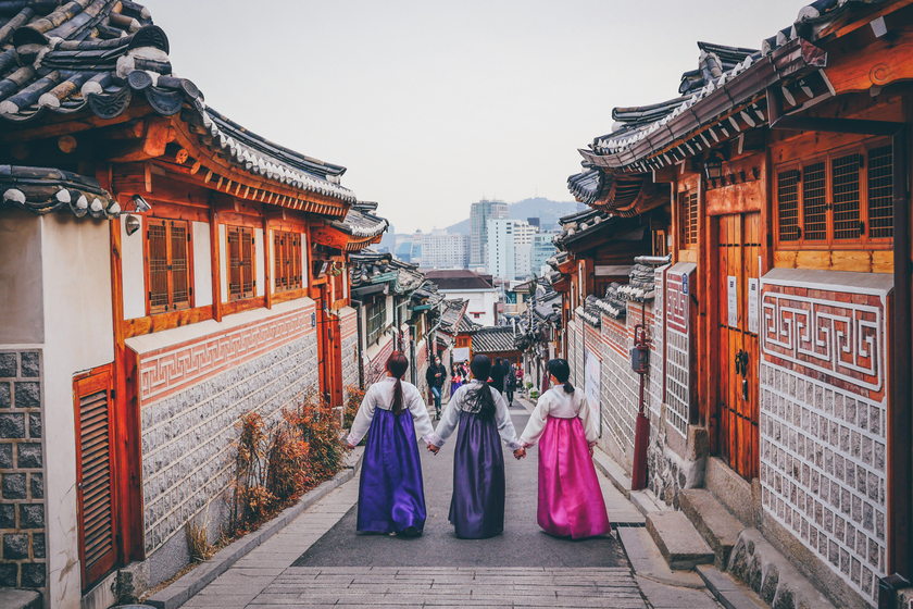 Diện lên người những bộ trang phục truyền thống Hanbok ngay giữa đường phố Seoul là một trải nghiệm khó quên.