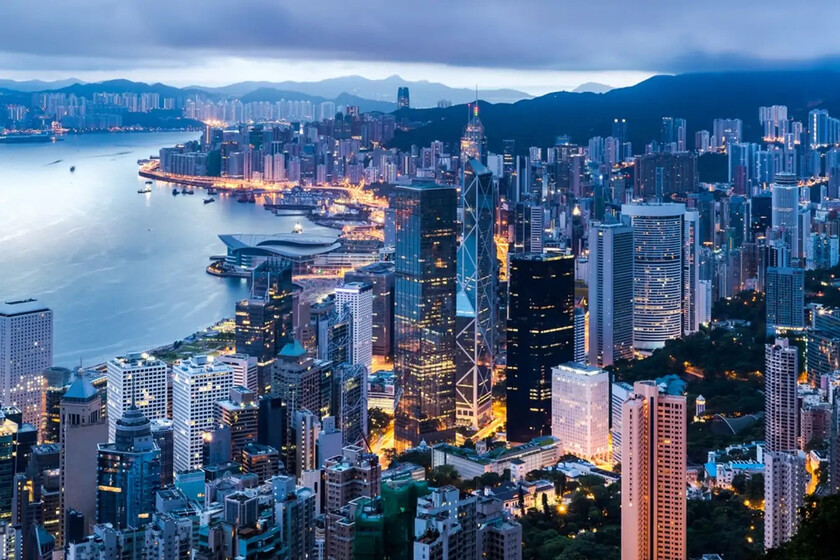 Hong Kong nổi tiếng với những tòa nhà chọc trời, khu mua sắm sầm uất, và cảng Victoria Victoria Harbour lung linh. Thăm Victoria Peak, The Peak Tram, Tsim Sha Tsui, hay đi du thuyền trên vịnh Victoria Harbour là những điều không thể bỏ qua.