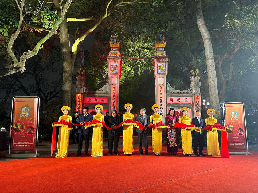 Các đại biểu cắt băng khai trương sản phẩm tour đêm tại đền Ngọc Sơn.