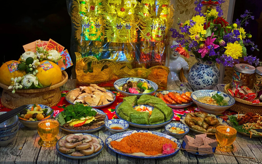 Trong ngày này, các gia đình thường chuẩn bị mâm cỗ cúng ông Công, ông Táo với đầy đủ các món ăn truyền thống.