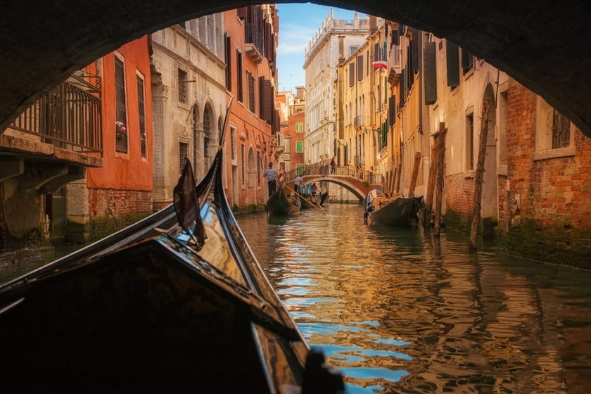 Một chiếc gondola dưới một cây cầu ở Venice. Ảnh:  Business Insider.