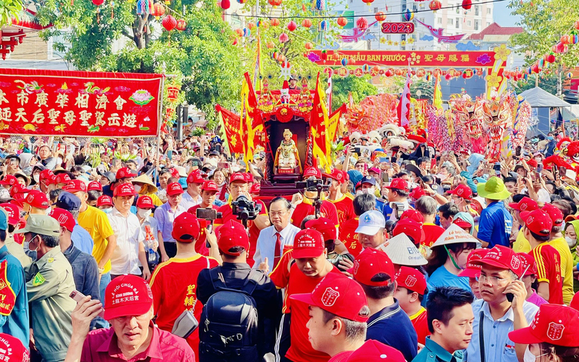 Nhiều người dân tham gia rước kiệu trong lễ hội.