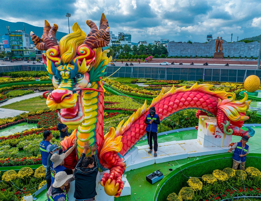 Linh vật rồng của tỉnh Bình Định đang được xây dựng tại quảng trường Nguyễn Tất Thành, TP.Quy Nhơn với thần thái “oai phong” đã tạo ấn tượng mạnh cho người xem.