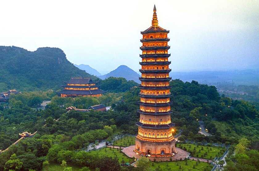 Nhìn từ xa, quần thể chùa Bái Đính linh thiêng với những công trình vô cùng hùng vĩ nằm trên ngọn núi cao.