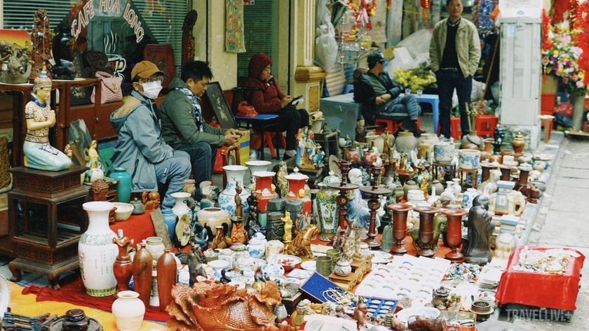Cứ khoảng ngày 20 tháng Chạp đến hết chiều 30 Tết hàng năm, phiên chợ đồ cổ trên phố Hàng Mã lại bắt đầu nhộn nhịp